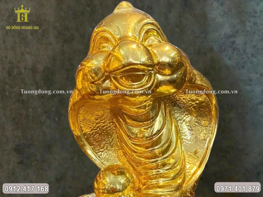 Khuôn miệng tươi cười của linh vật rắn